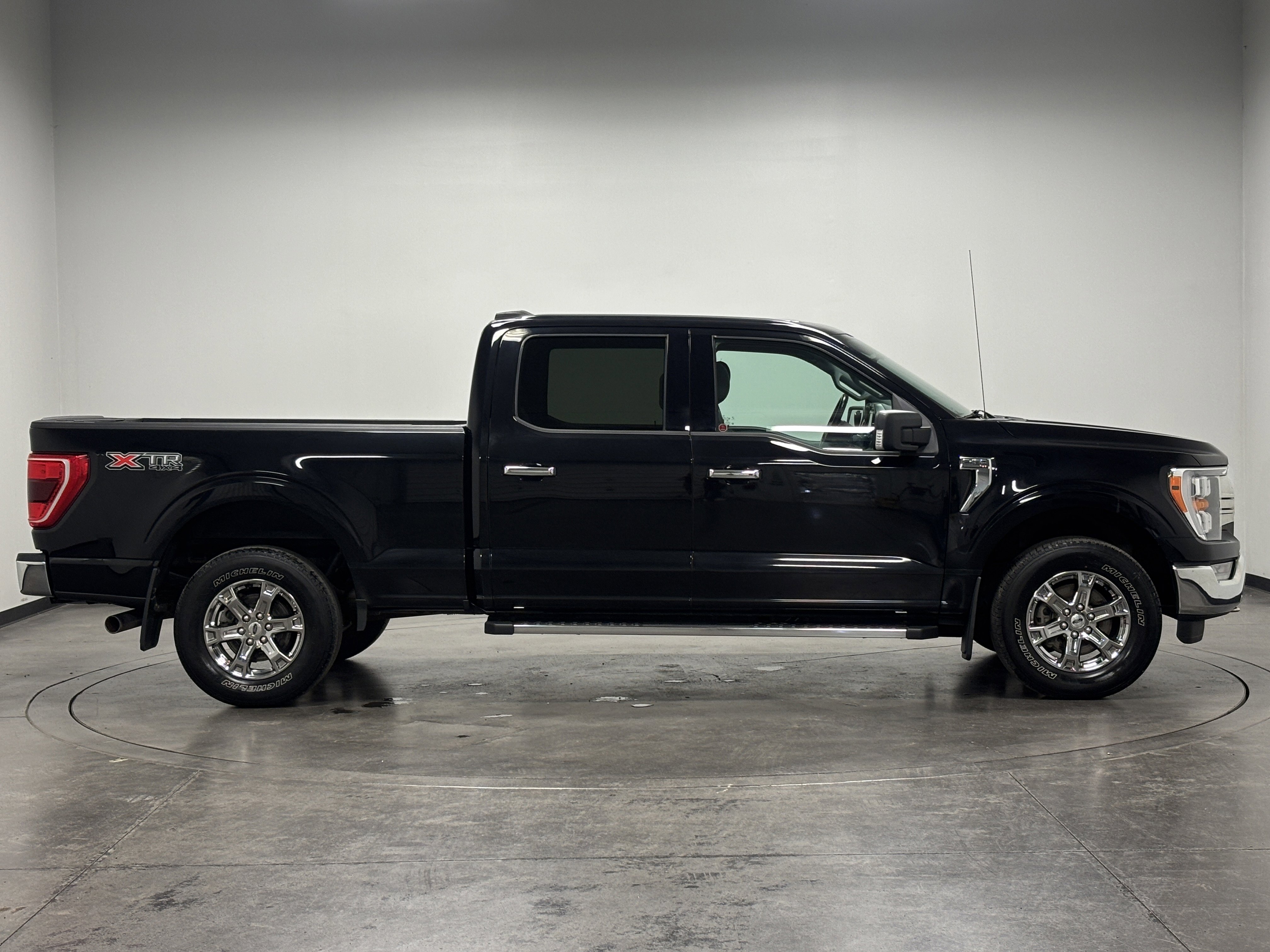2021 Ford F-150 XLT photo 2