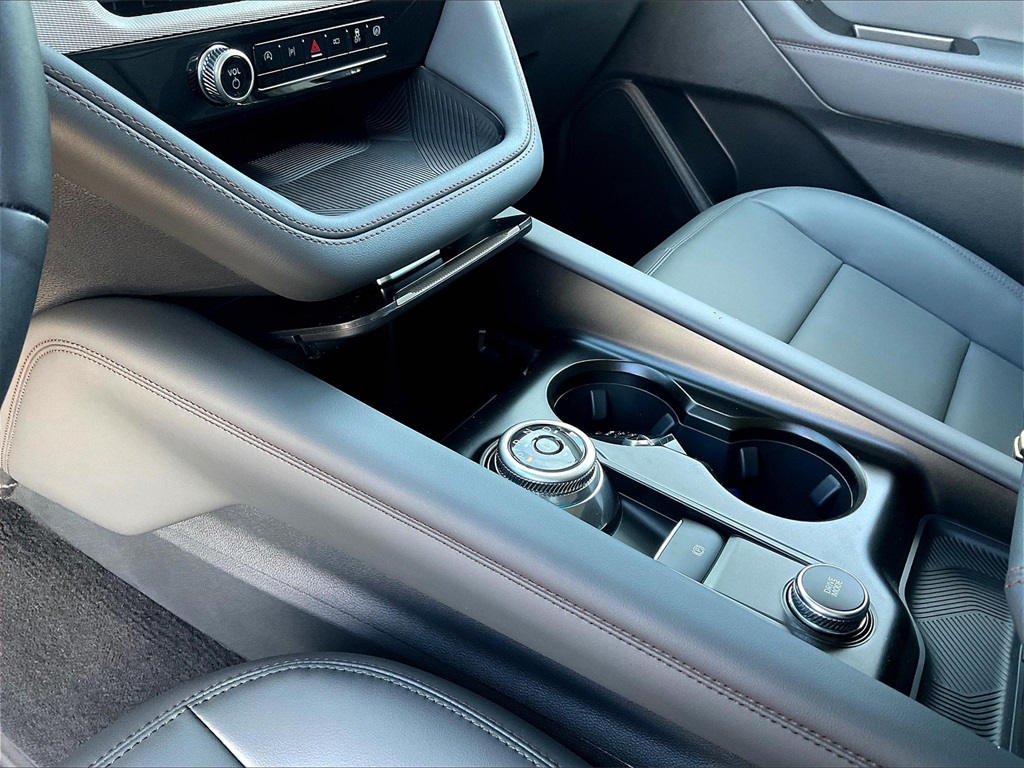 2025 Ford Explorer photo 13