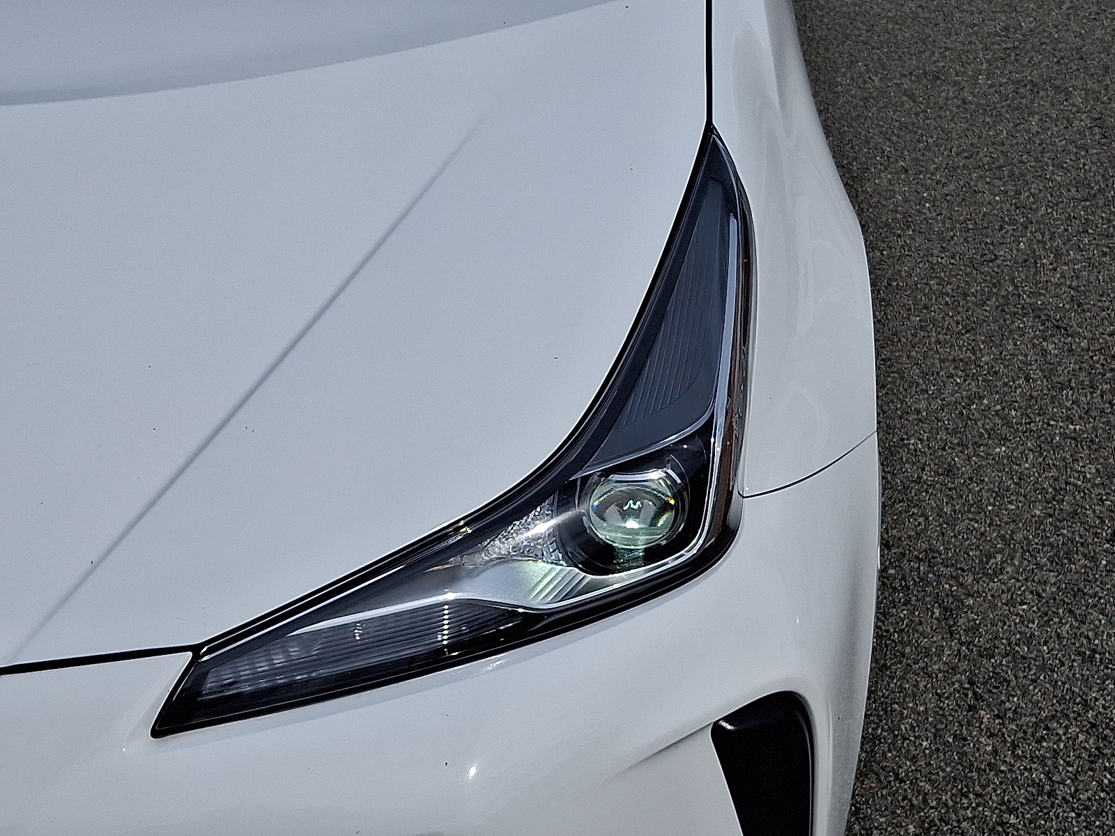 2022 Toyota Prius L Eco photo 10