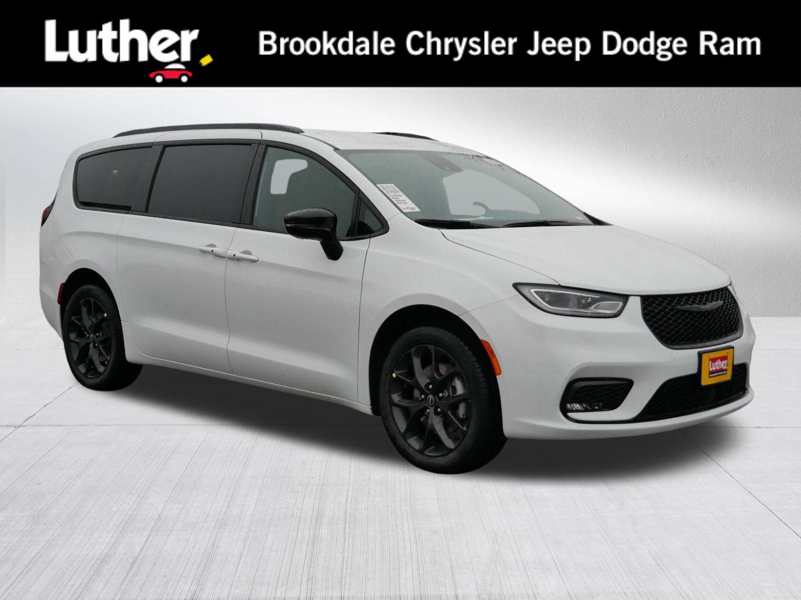 2026 Chrysler Pacifica Select's photo