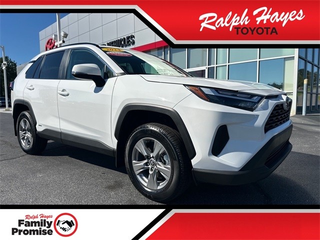2024 Toyota RAV4 XLE's photo