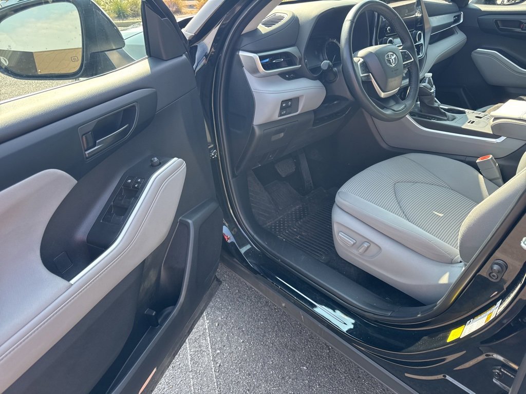 2024 Toyota Highlander LE photo 4