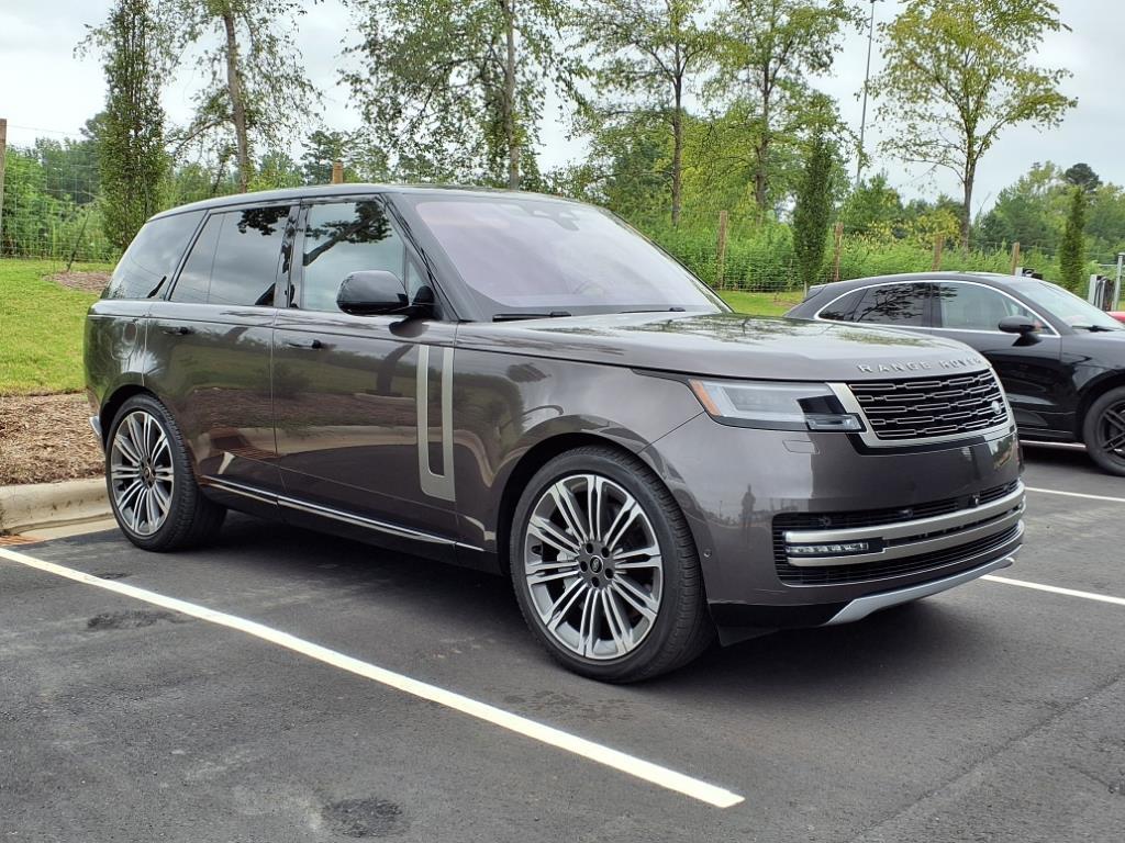 2023 Land Rover Range Rover SE photo 3