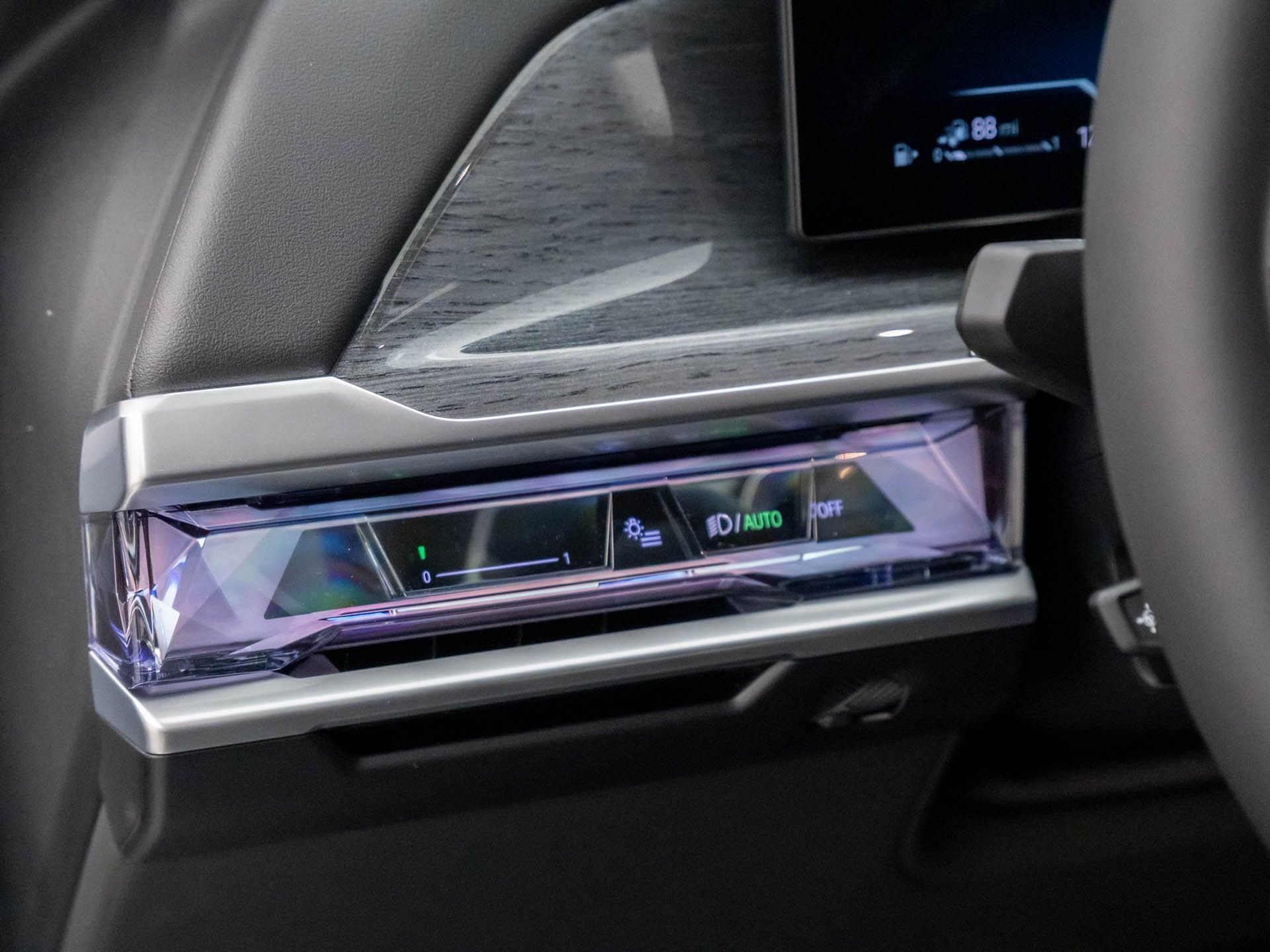New 2025 Mineral White Metallic BMW 750e xDrive image 19