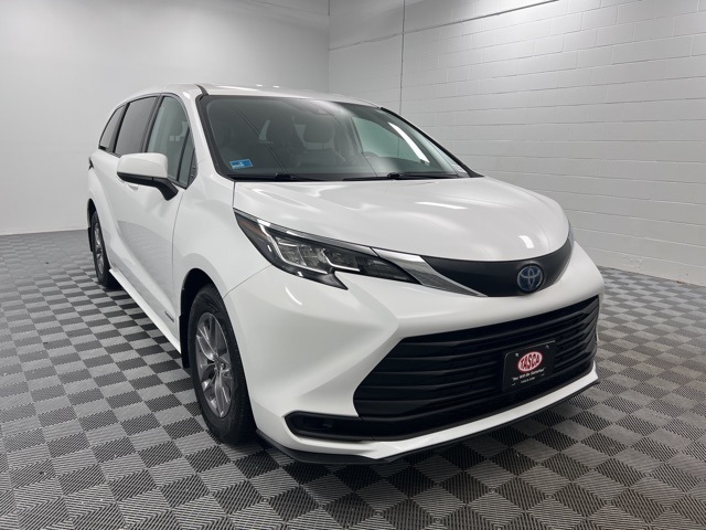2021 Toyota Sienna LE's photo