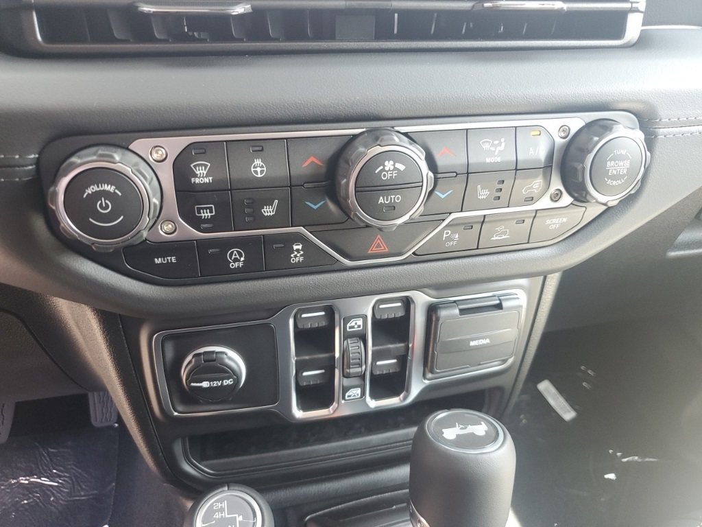 2025 Jeep Wrangler Sahara photo 18