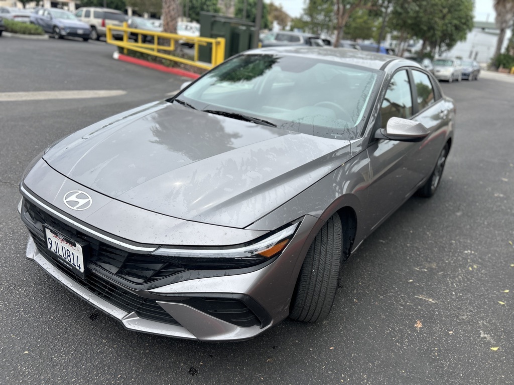 2024 Hyundai Elantra SEL photo 3