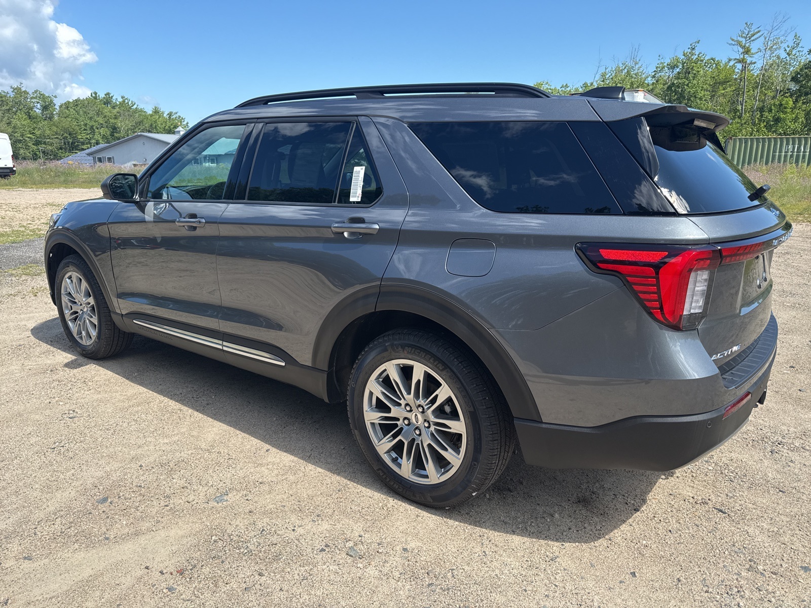 2025 Ford Explorer photo 4