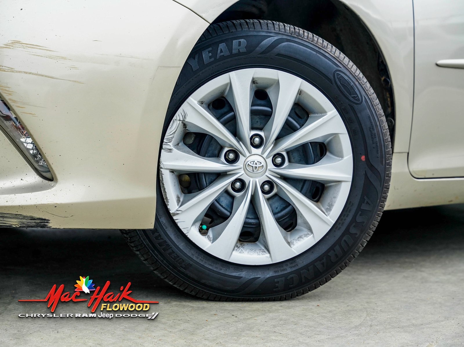 2017 Toyota Camry Hybrid LE photo 2