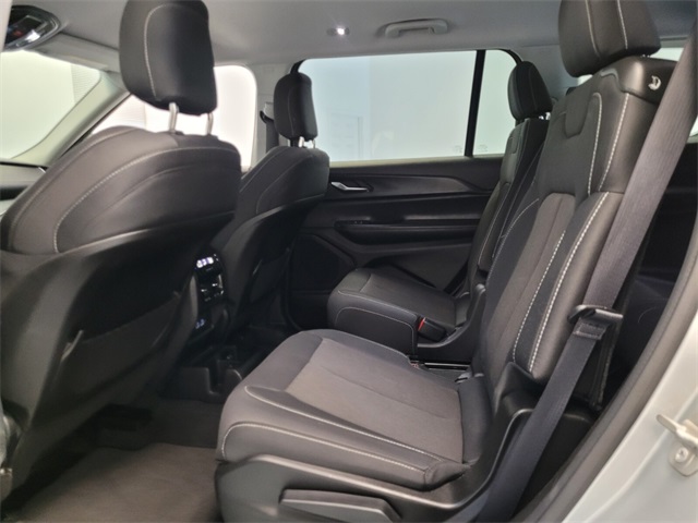 2023 Jeep Grand Cherokee Laredo photo 4