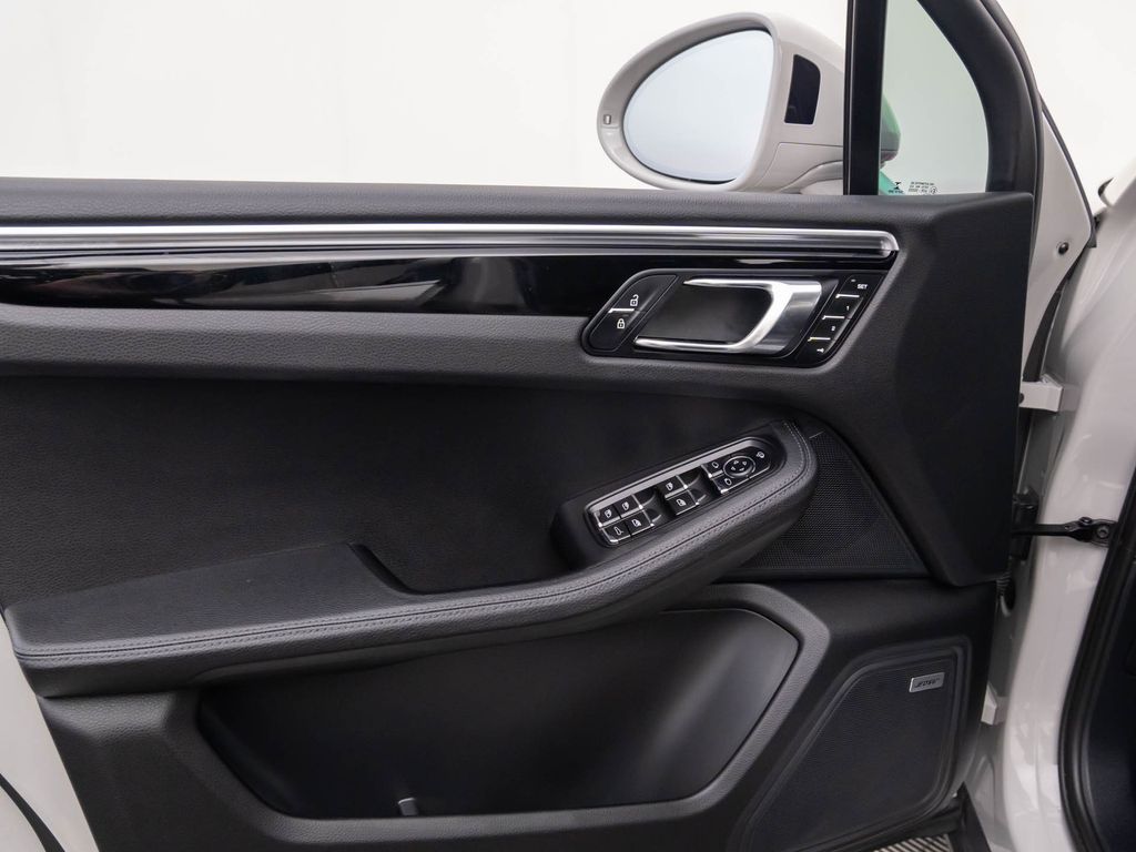 2022 Porsche Macan S photo 11