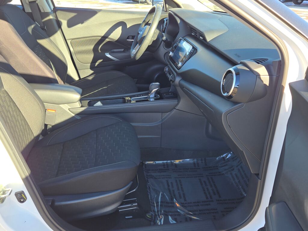 2022 Nissan Kicks SV photo 2