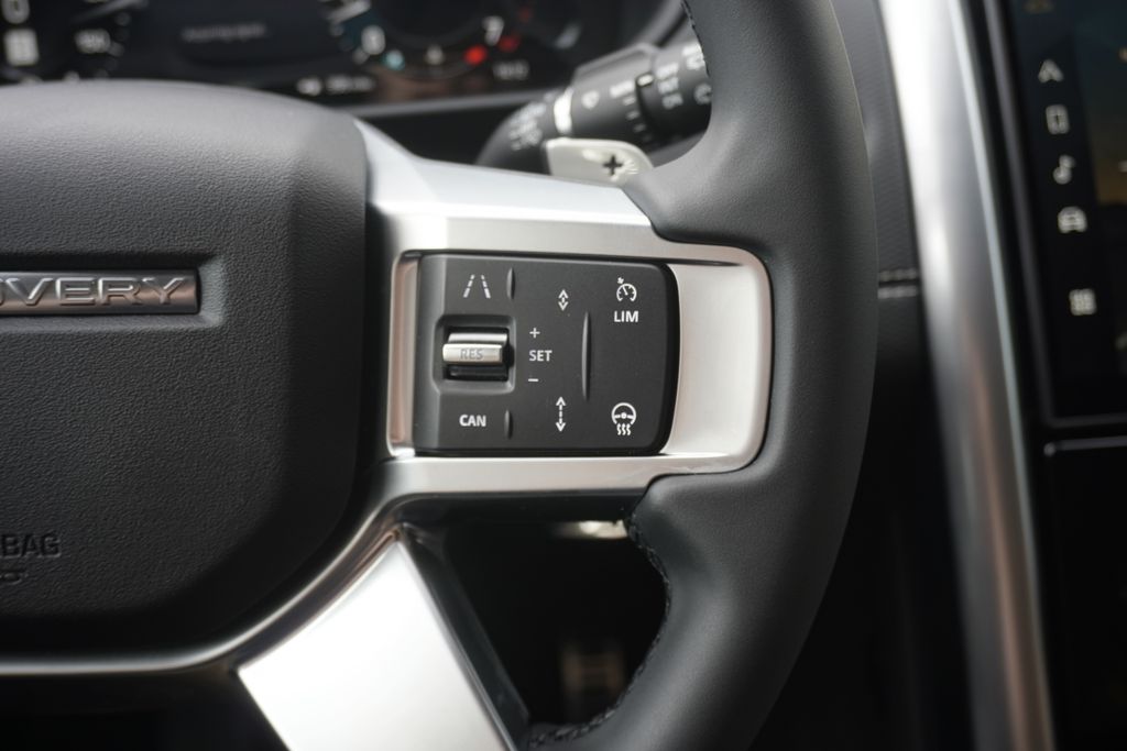2025 Land Rover Discovery SE photo 13