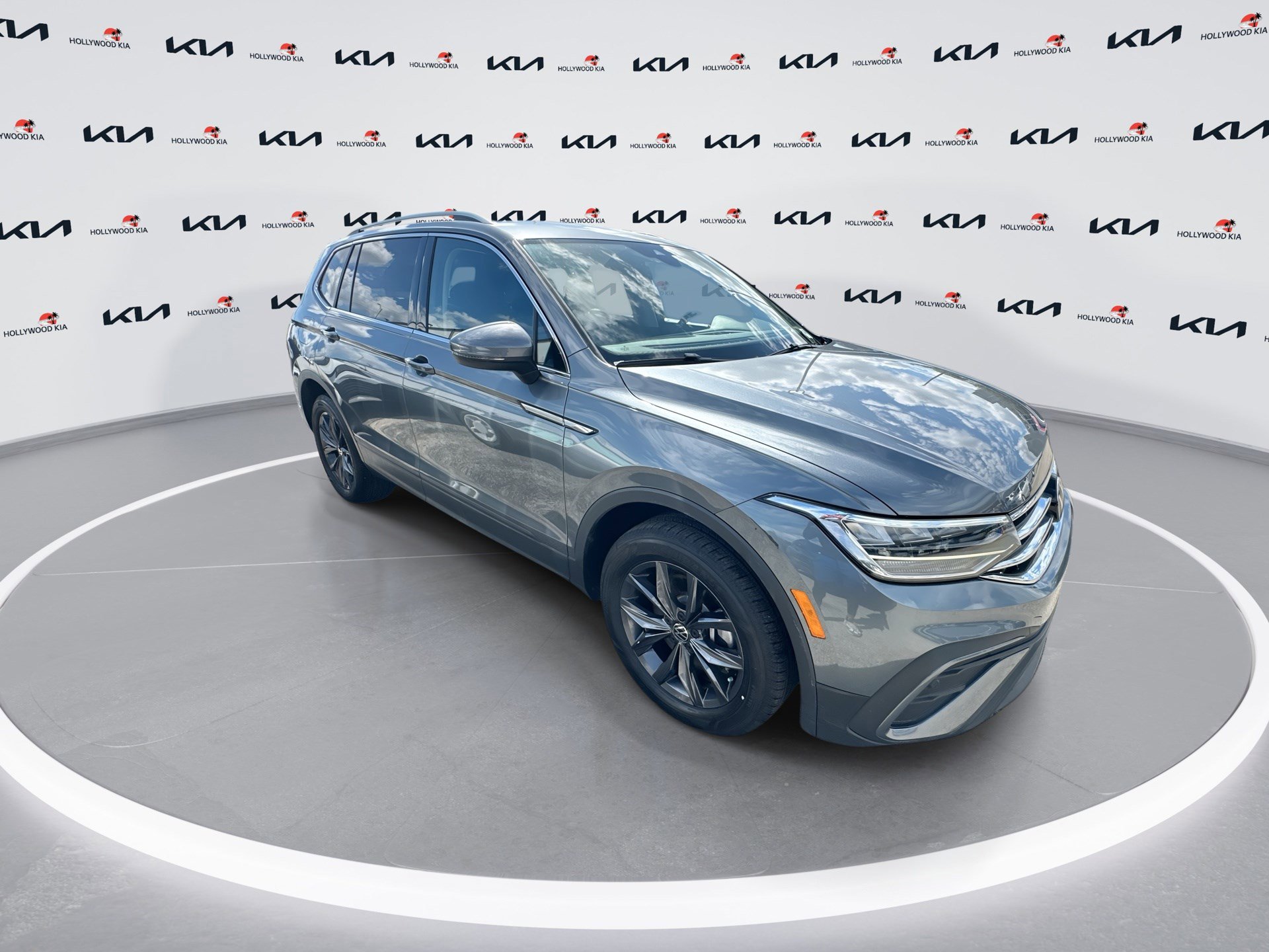 2023 Volkswagen Tiguan SE photo 2