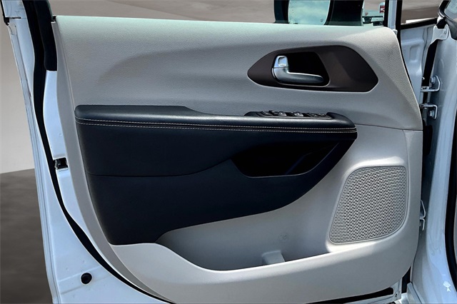 2022 Chrysler Voyager LX photo 21