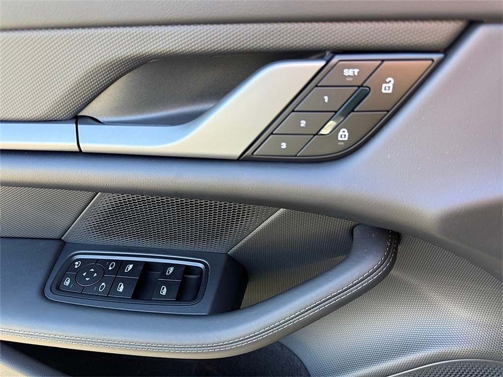 2025 Porsche Taycan photo 11