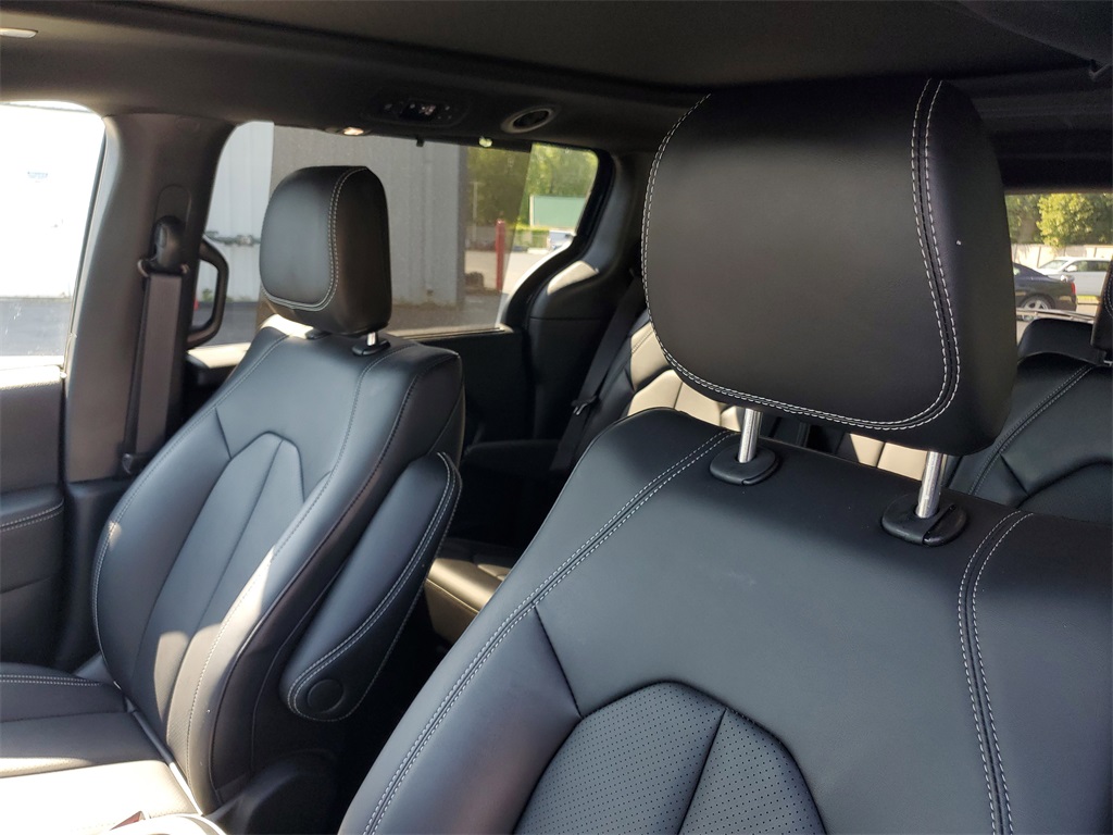 2025 Chrysler Pacifica photo 18