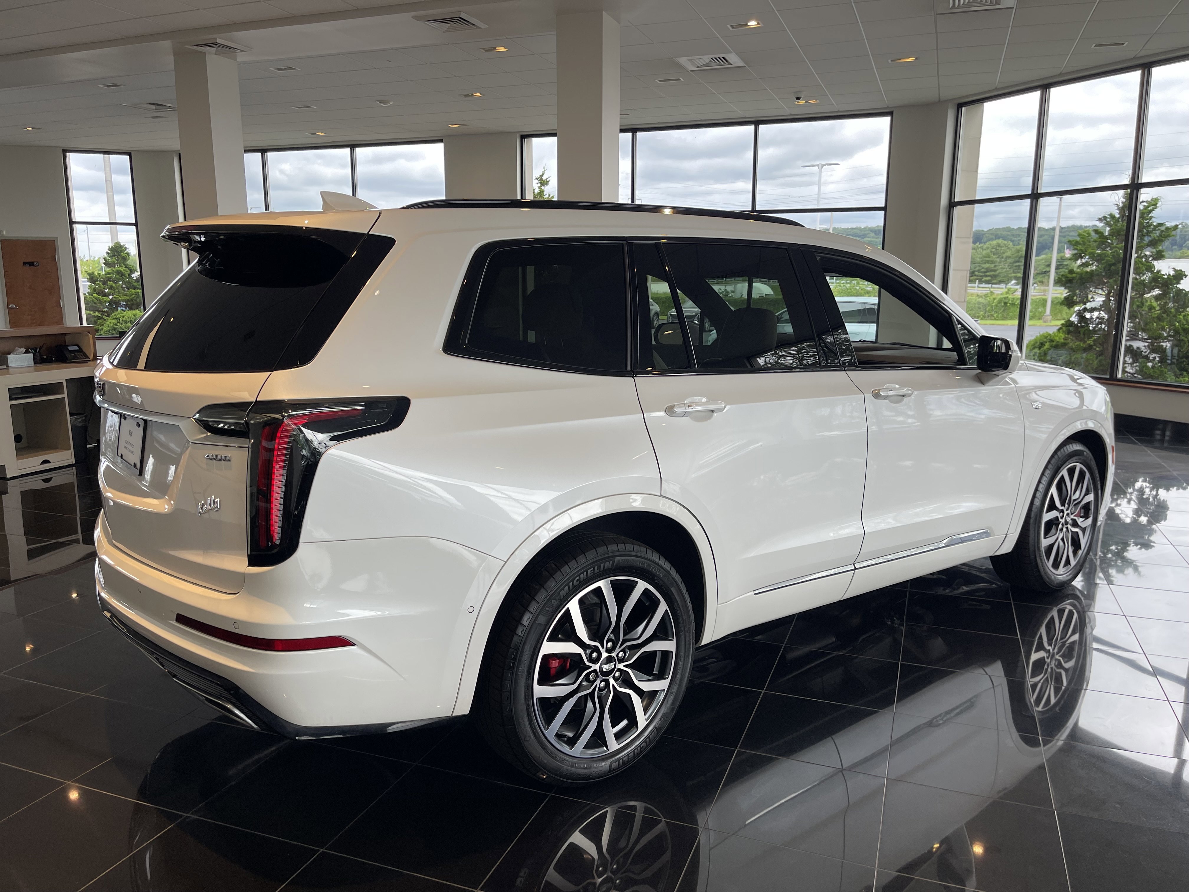 2022 Cadillac XT6 Sport photo 2