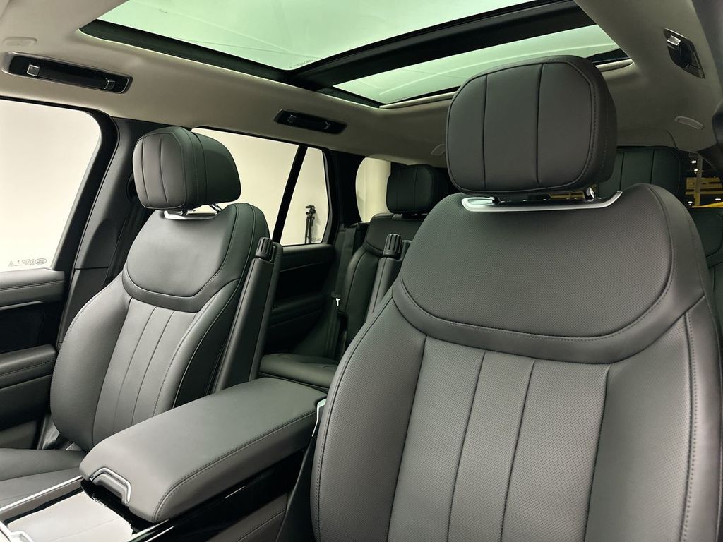 2025 Land Rover Range Rover SE photo 9