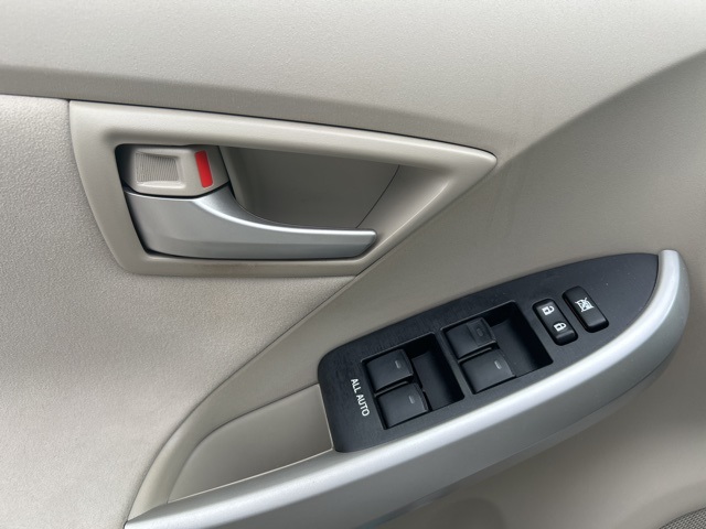 2014 Toyota Prius Four photo 12