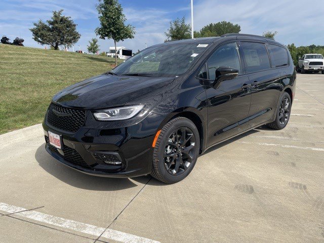 2026 Chrysler Pacifica Limited's photo