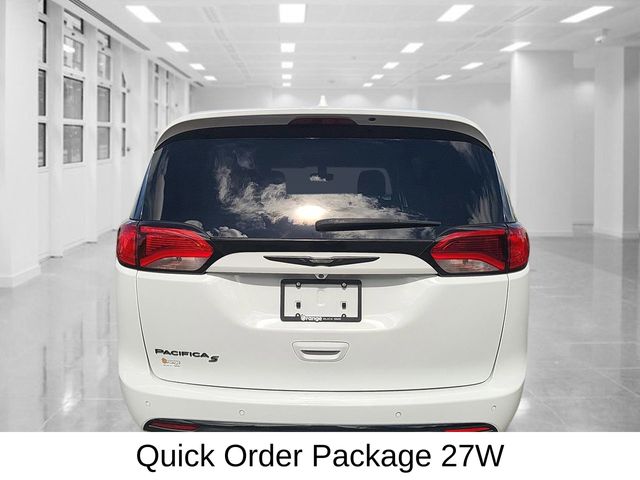 2020 Chrysler Pacifica Touring photo 4