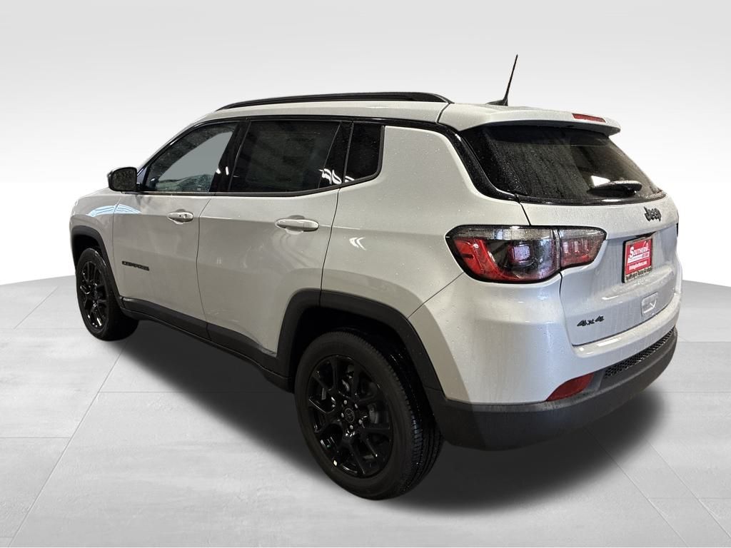 2025 Jeep Compass Latitude photo 3
