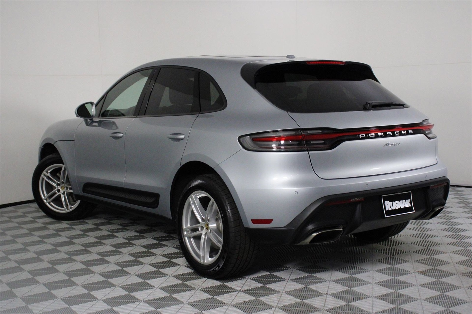 2025 Porsche Macan photo 3