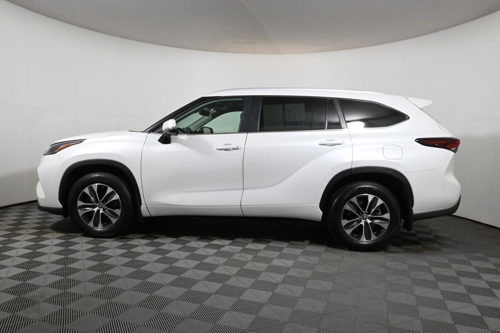 2024 Toyota Highlander XLE photo 2
