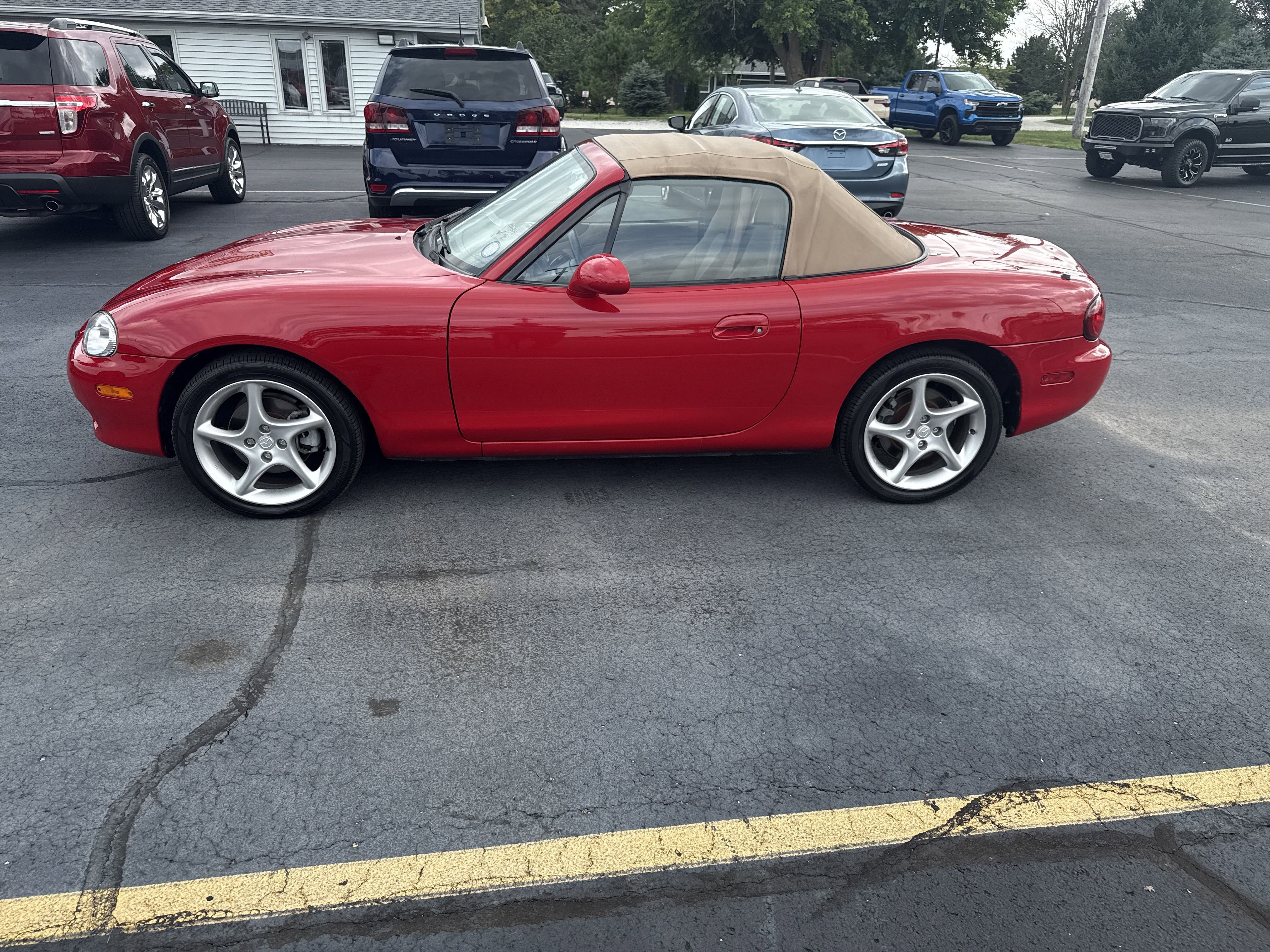 Used 2001 Mazda MX-5 Base with VIN JM1NB353510200667 for sale in Washington, IL