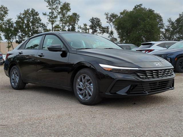 2026 Hyundai Elantra Blue SEL Sport photo 3