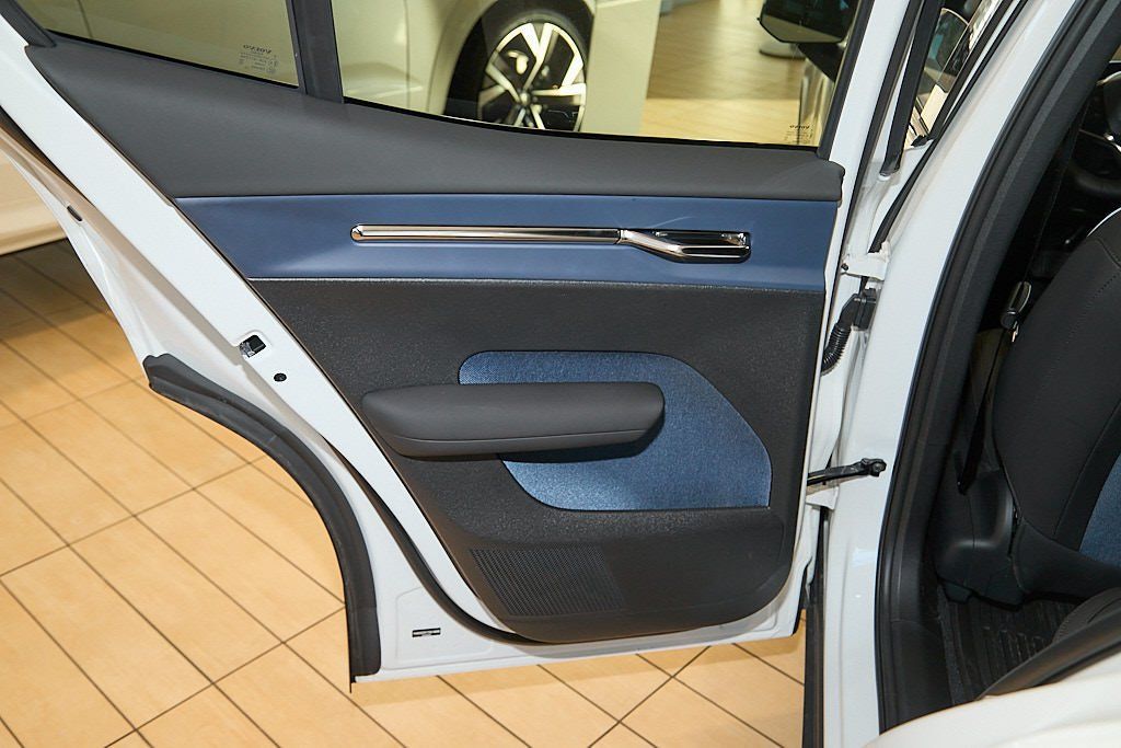 2026 VOLVO EX30 - Image 11