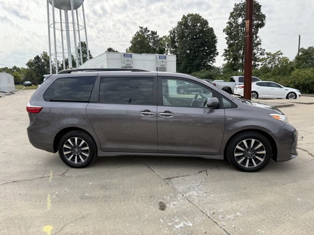 2019 Toyota Sienna XLE photo 3