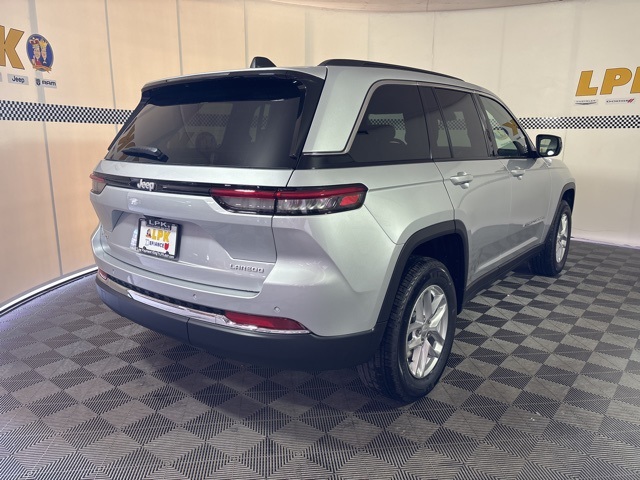 2025 Jeep Grand Cherokee Laredo X photo 2