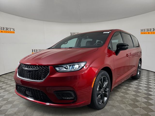 2026 Chrysler Pacifica Select's photo