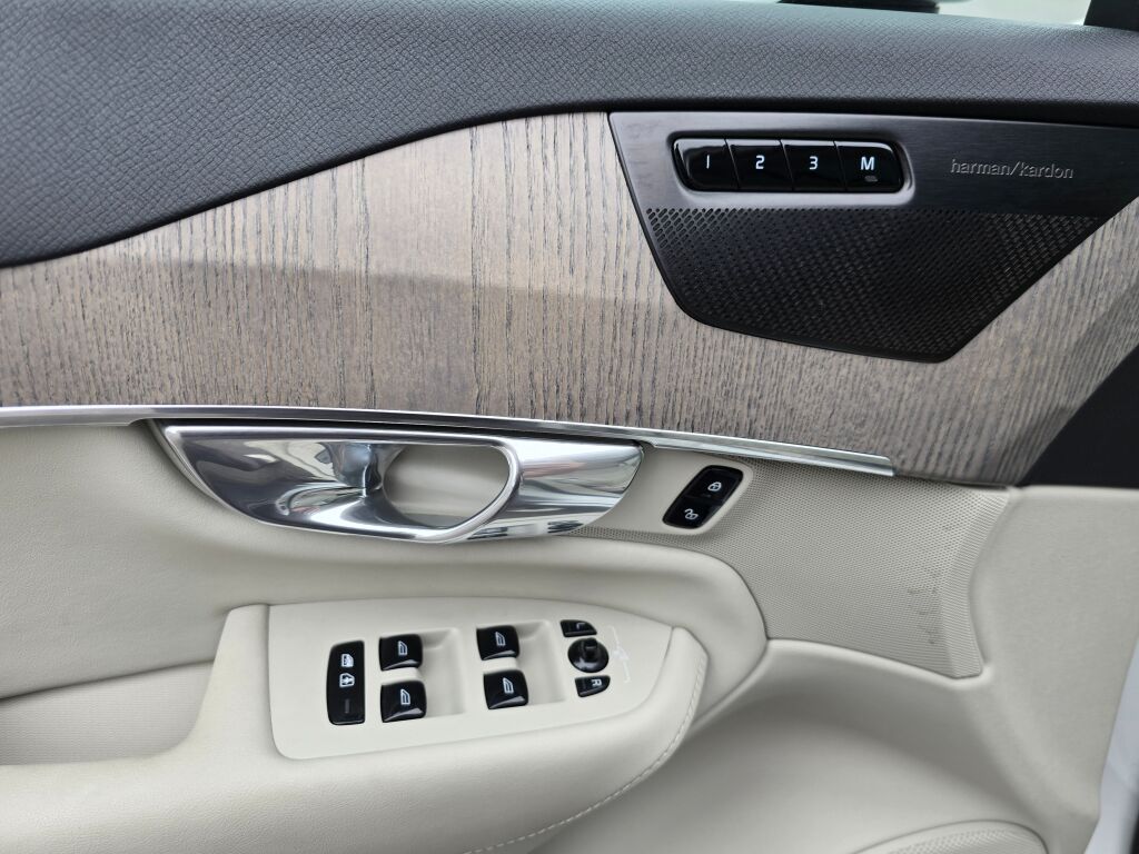 2024 Volvo XC90 Plus photo 22