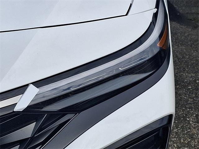 2025 Hyundai Elantra Hybrid Limited photo 2