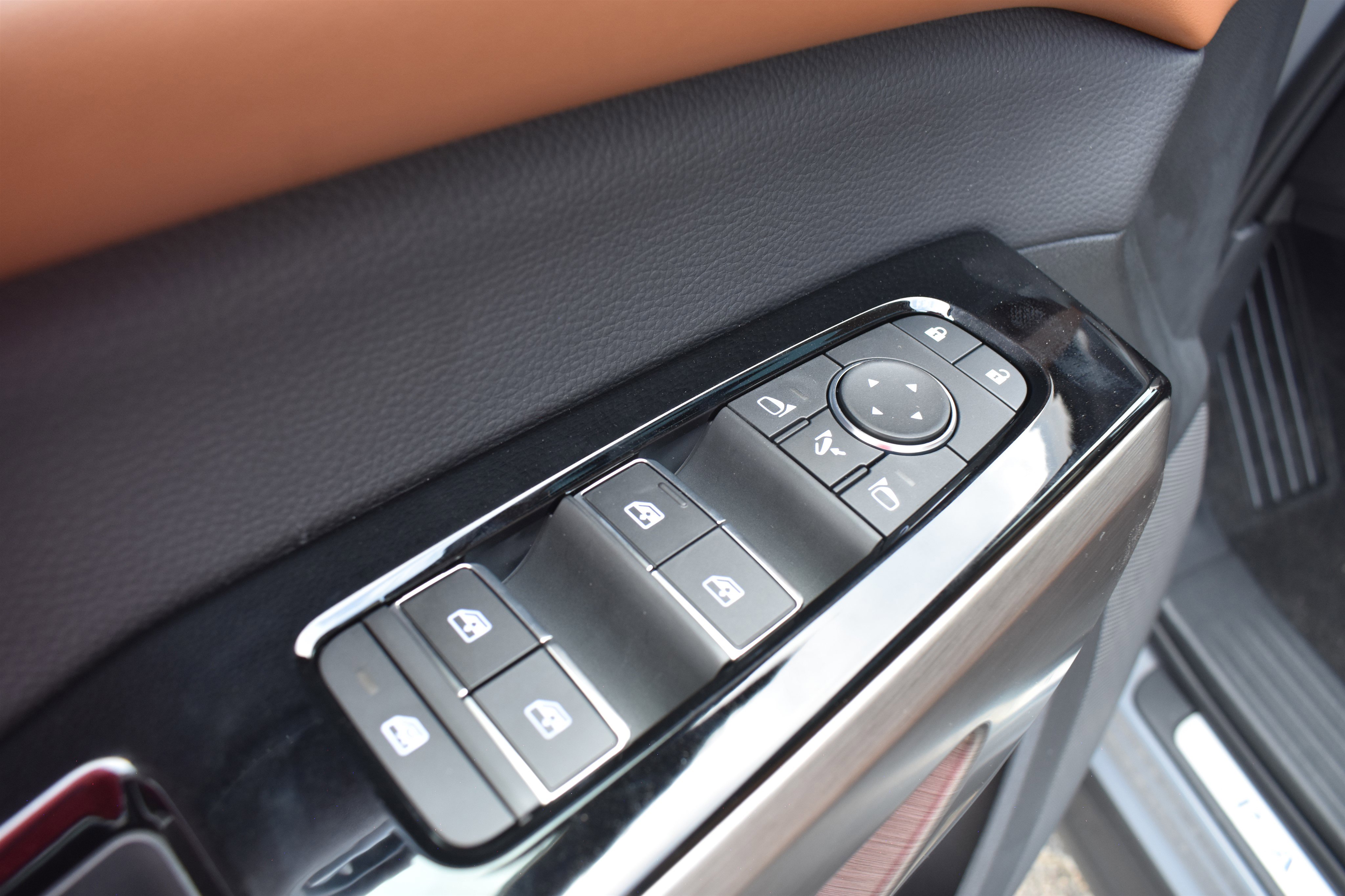 2025 Nissan Pathfinder Platinum photo 3