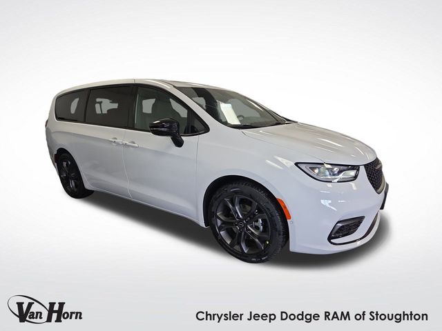 2026 Chrysler Pacifica Select's photo