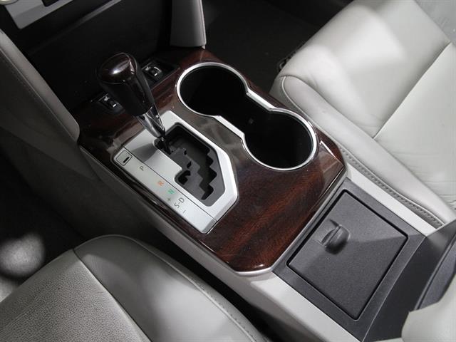 2014 Toyota Camry XLE V6 photo 14