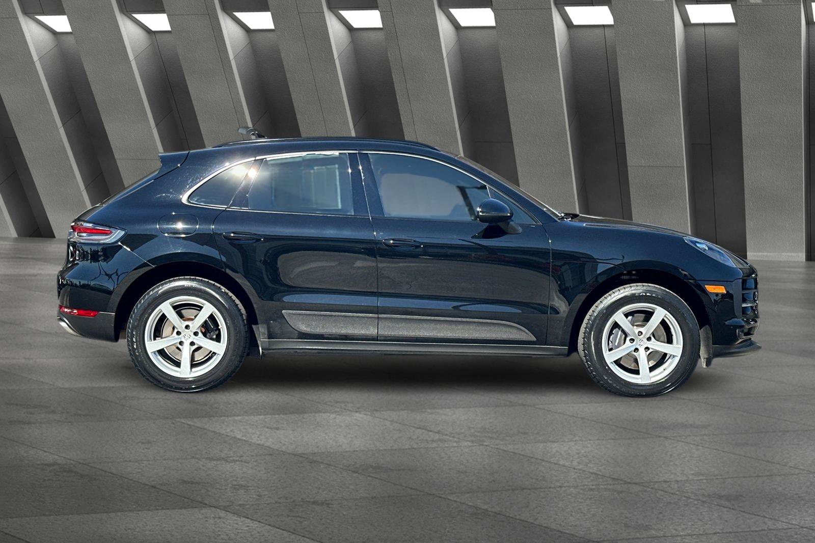 2021 Porsche Macan Base photo 2