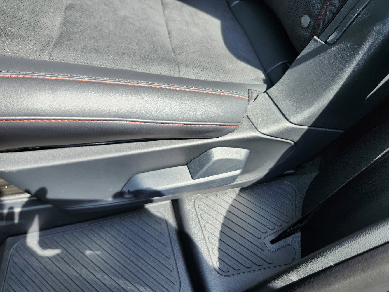 2025 Ford Explorer ST photo 21