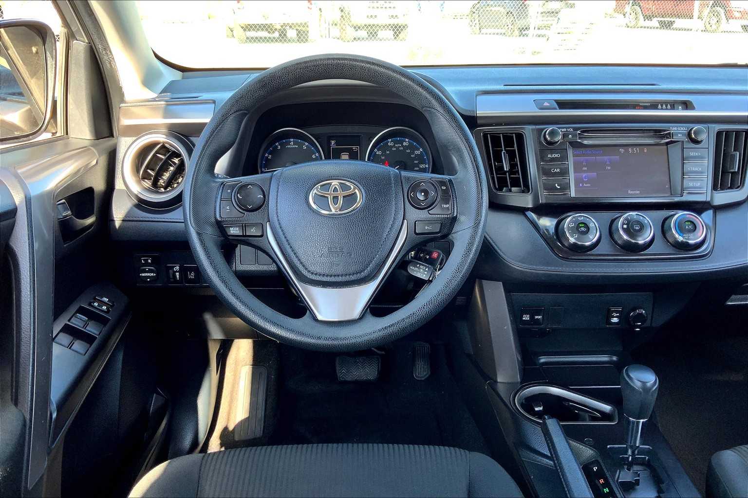 2018 Toyota RAV4 LE photo 5