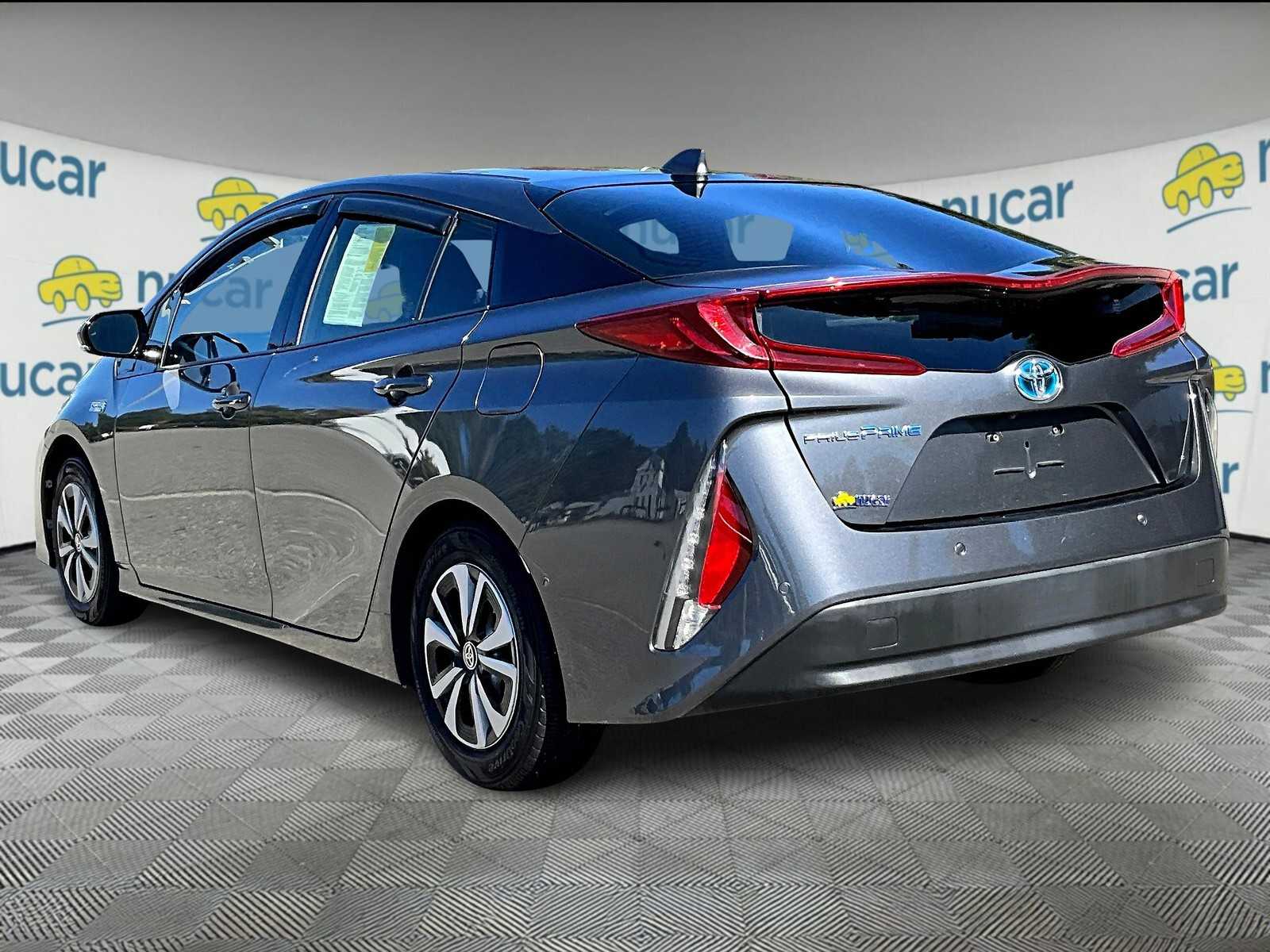 2017 Toyota Prius Prime Advanced photo 4