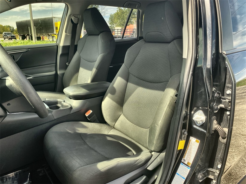 2019 Toyota RAV4 LE photo 11