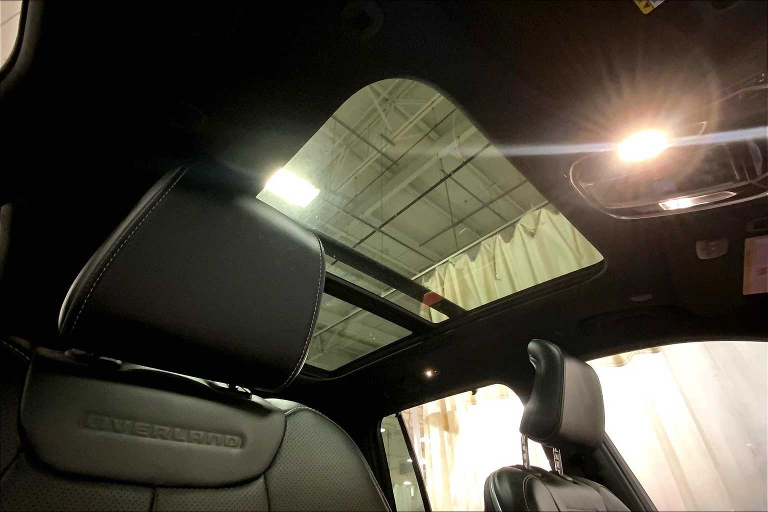 2023 Jeep Cherokee 4xe Overland photo 13