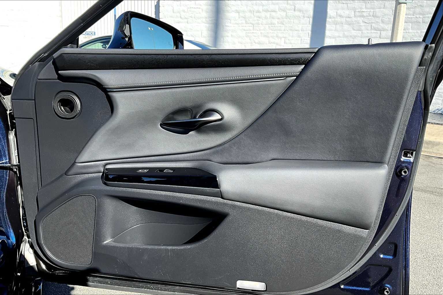 2023 Lexus ES 300h photo 18