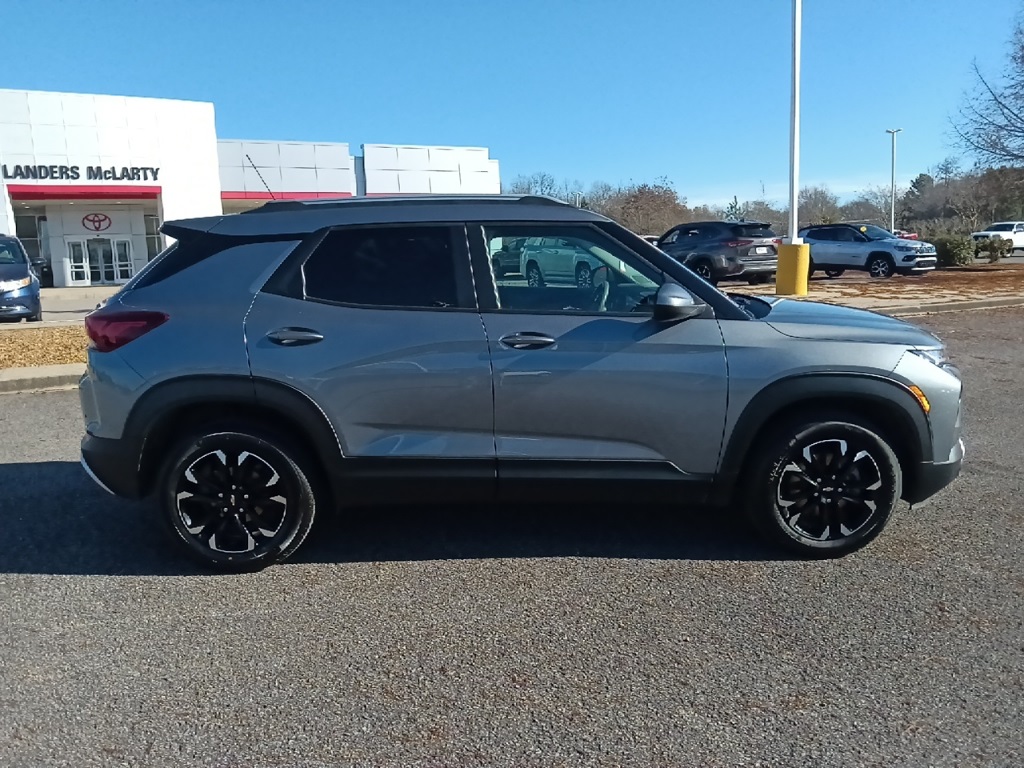 2021 Chevrolet Trailblazer LT photo 2