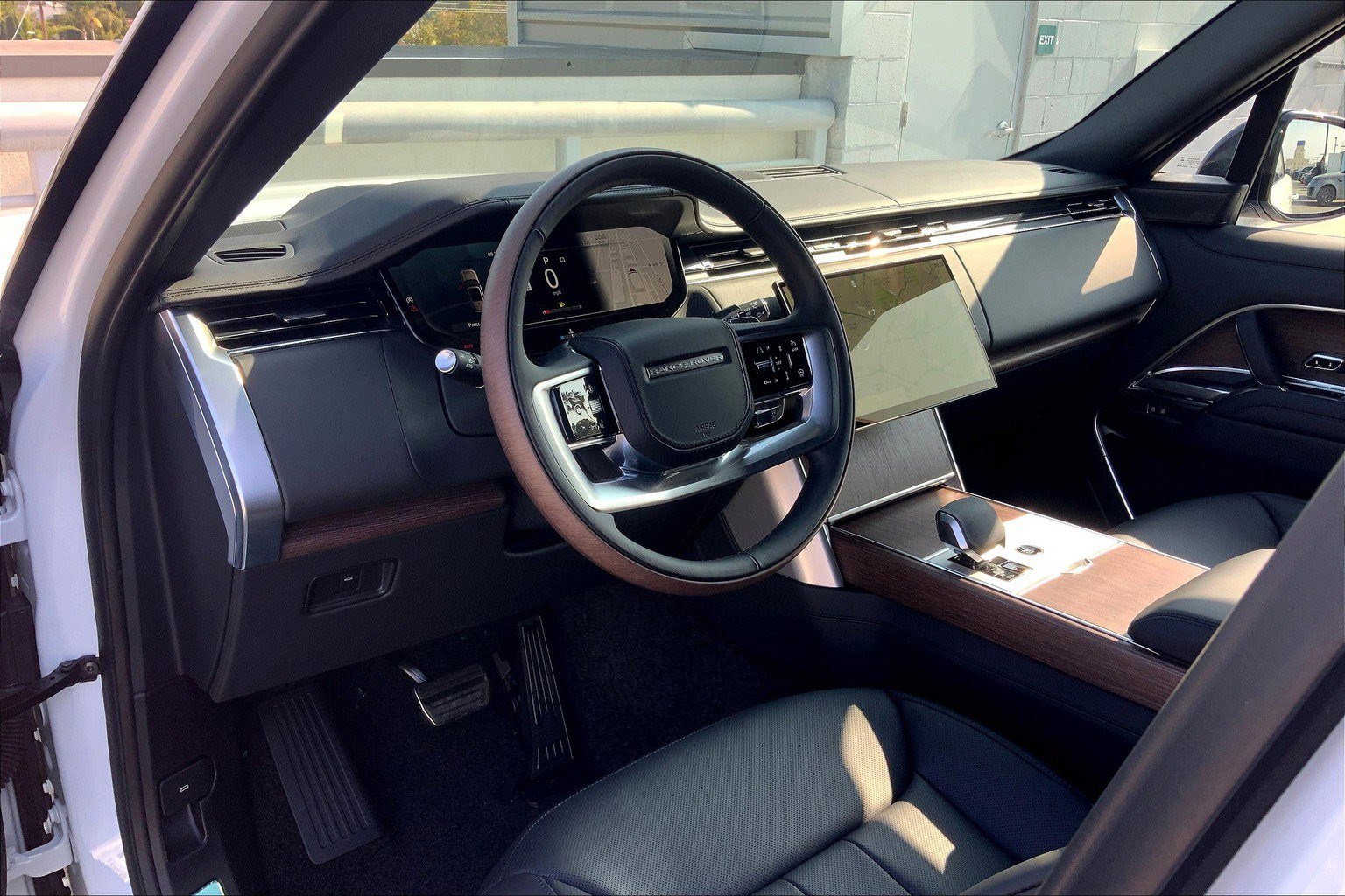 2025 Land Rover Range Rover SE photo 3