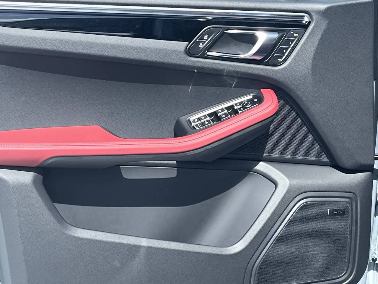 2025 Porsche Macan S photo 16